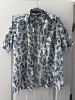 Van Heusen “Never Tuck” Slim Fit MED 15-15 1/2 Pineapple Button Down Menswear